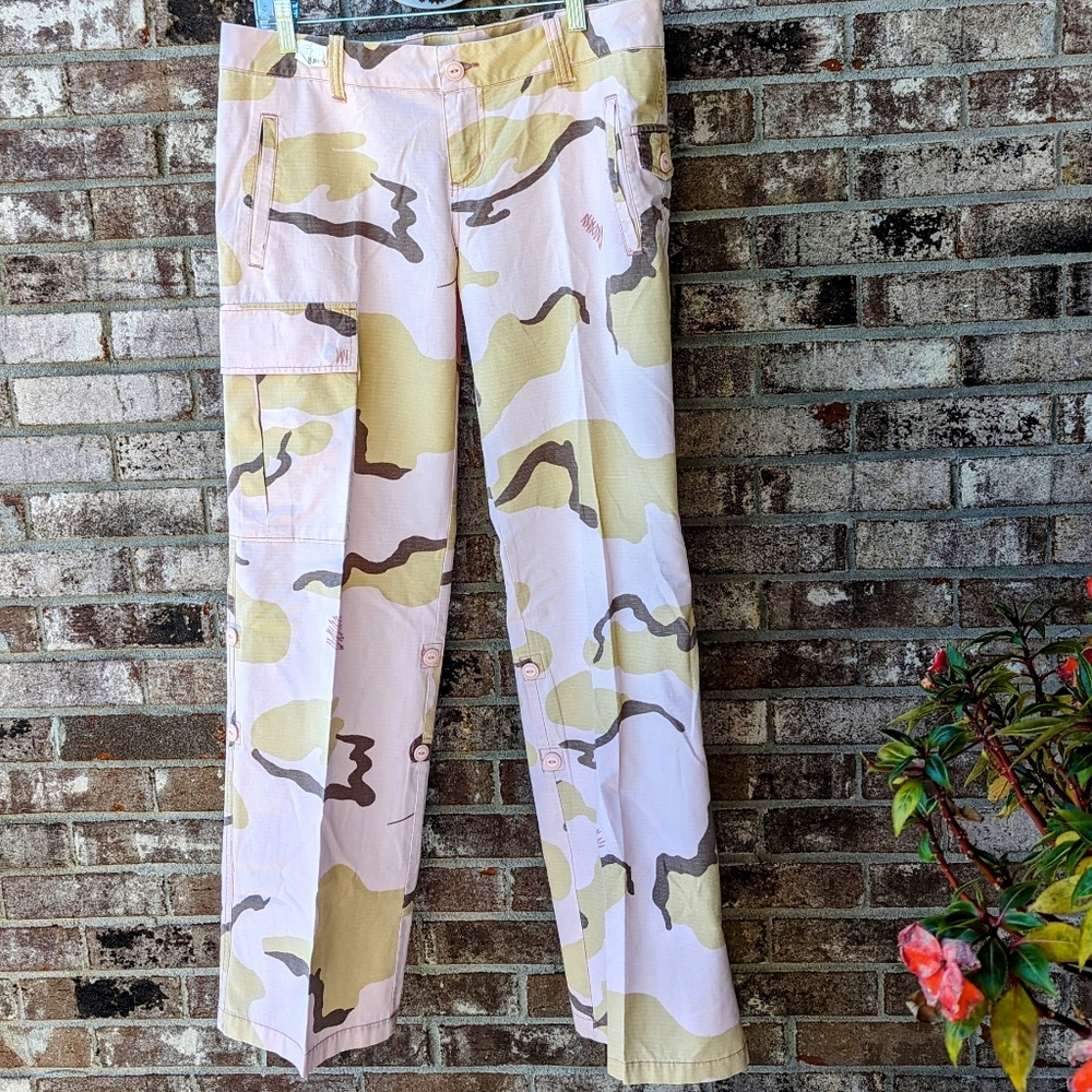 RARE, AMERICAN RAG PINK CAMMO PANTS. SIZE 9